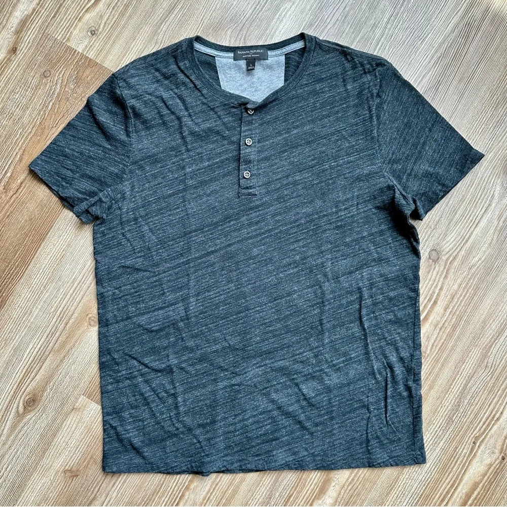 Banana Republic Tee - Picture 1 of 4